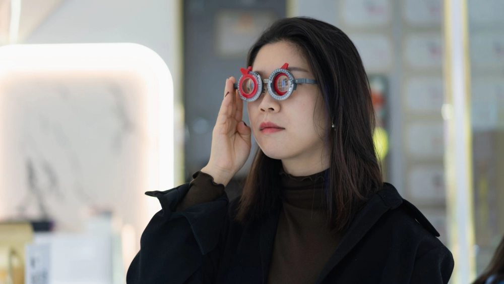 Gái xinh đeo mắt kính tóc dài với vẻ đẹp thông minh, lanh lợi