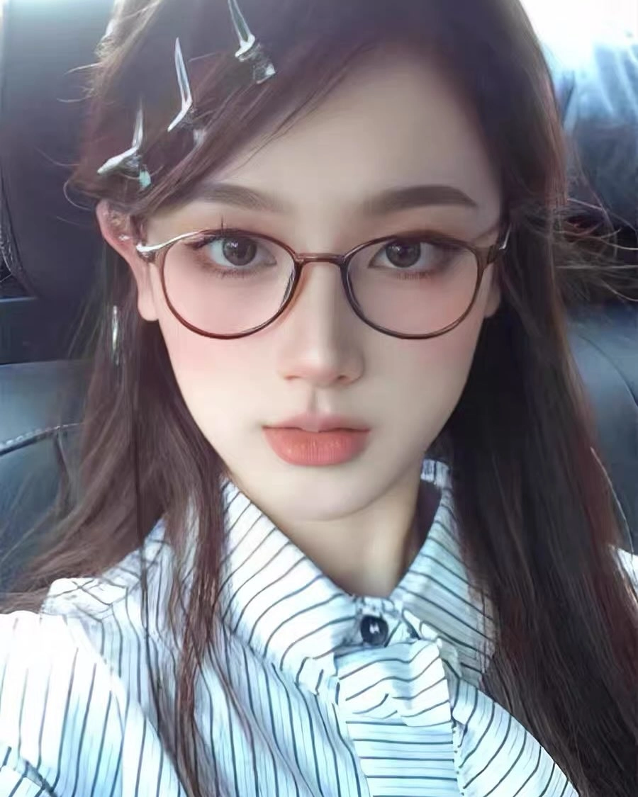 Gái xinh tóc dài đeo kính cute với vẻ đẹp kẹo ngọt đốn tim