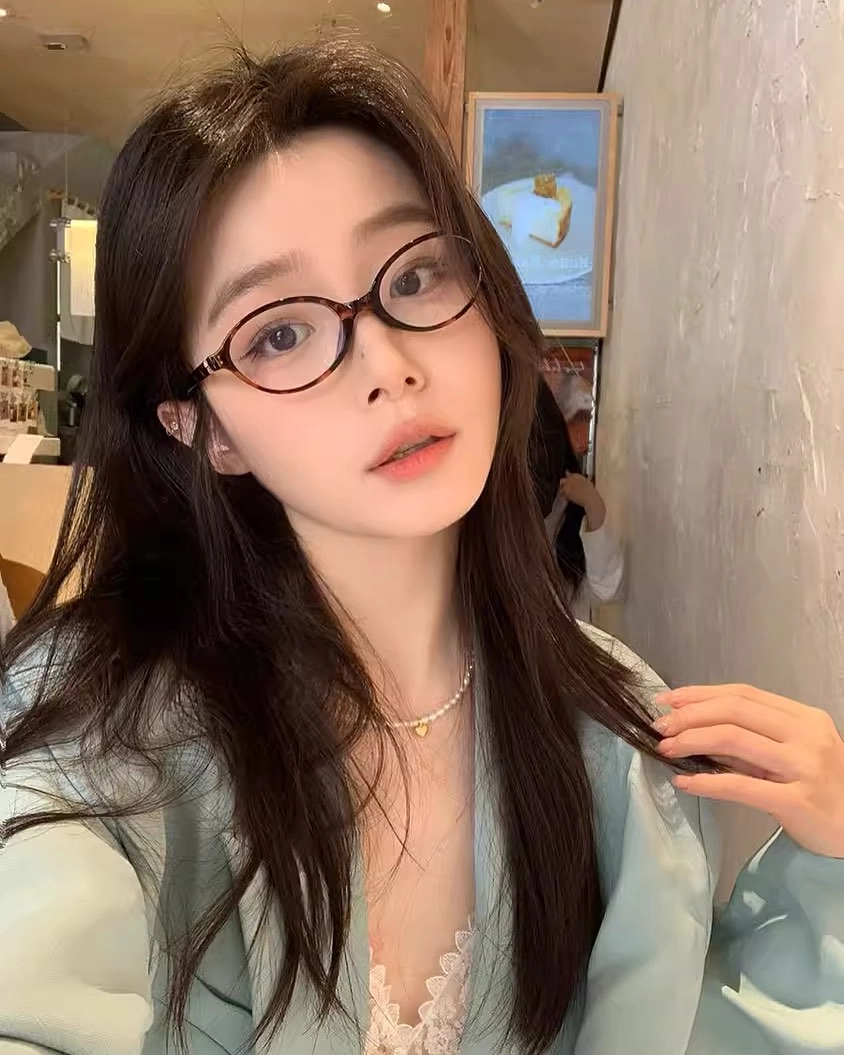 Hình ảnh gái đẹp tóc dài dịu dàng bên bó hoa cúc