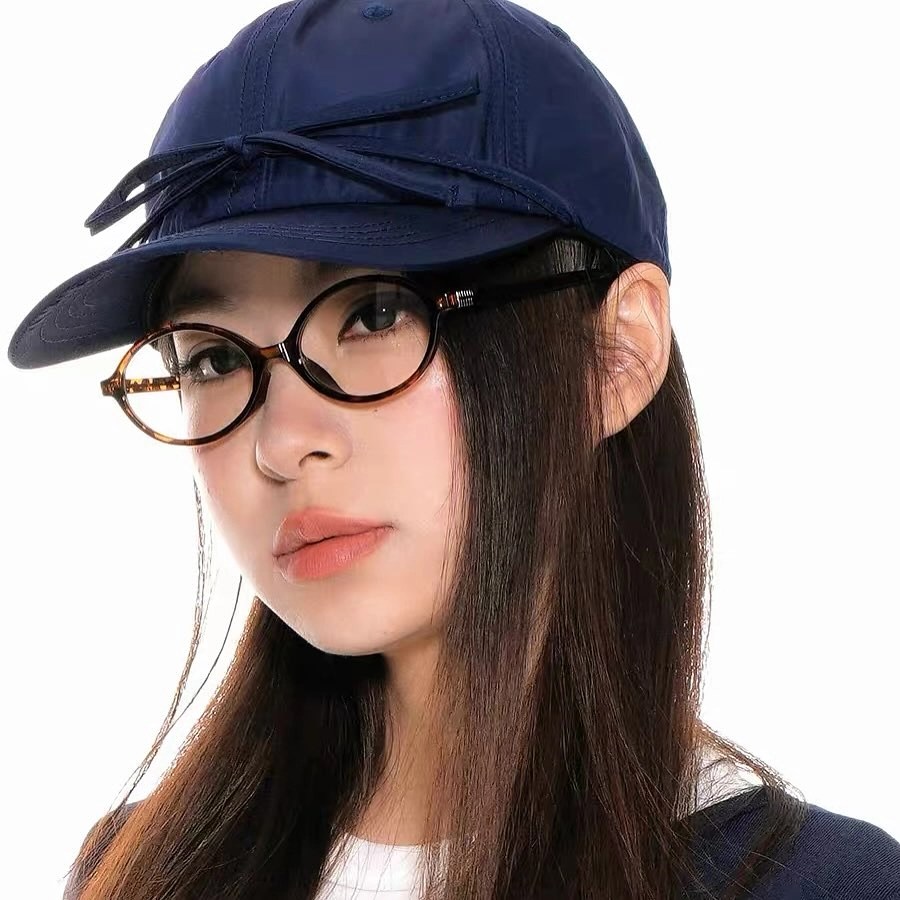 Gái xinh tóc dài đeo kính ngầu và phong cách thời trang cực chất