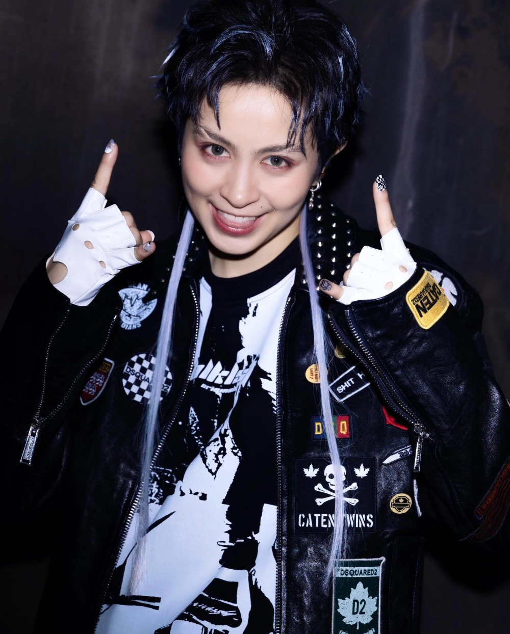 Ảnh cô gái tóc ngắn từ phía sau đầy cá tính