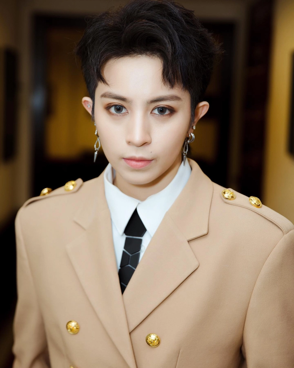 Ảnh gái tóc ngắn đẹp với góc nghiêng thần thánh