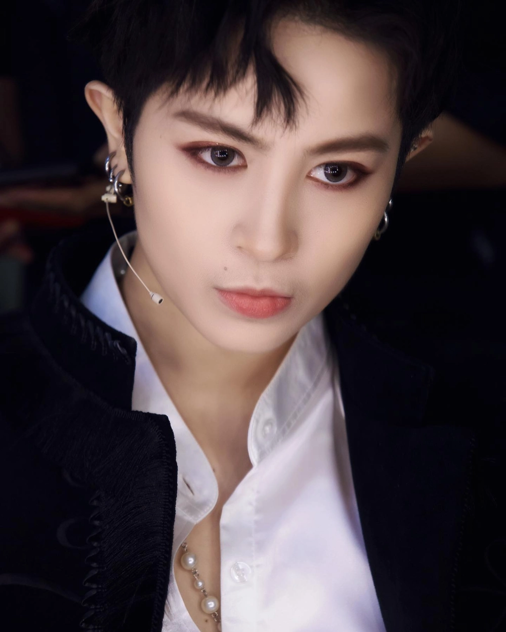 Hình ảnh cô gái tóc ngắn đầy năng động và trẻ trung