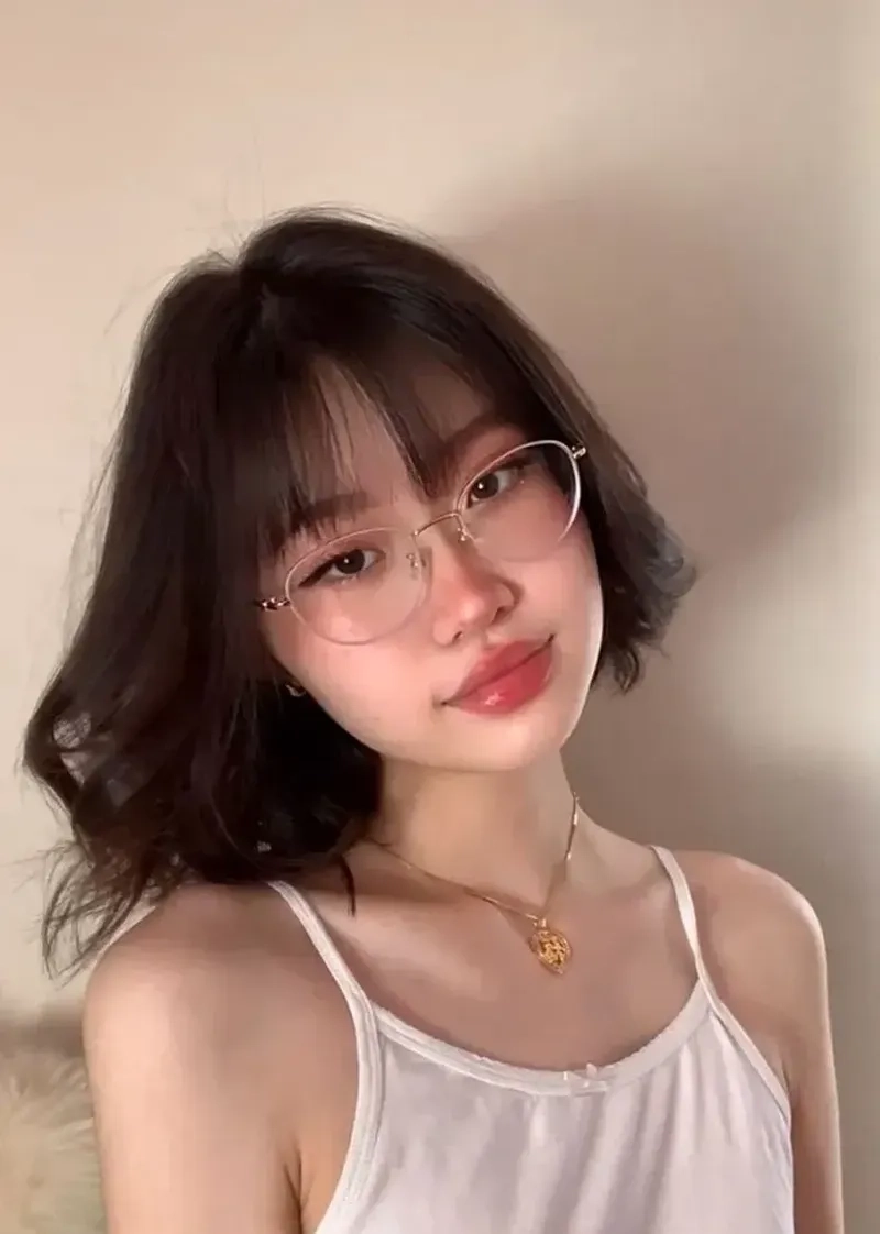 Hình ảnh bé gái tóc ngắn đáng yêu khiến mọi ánh nhìn dừng lại