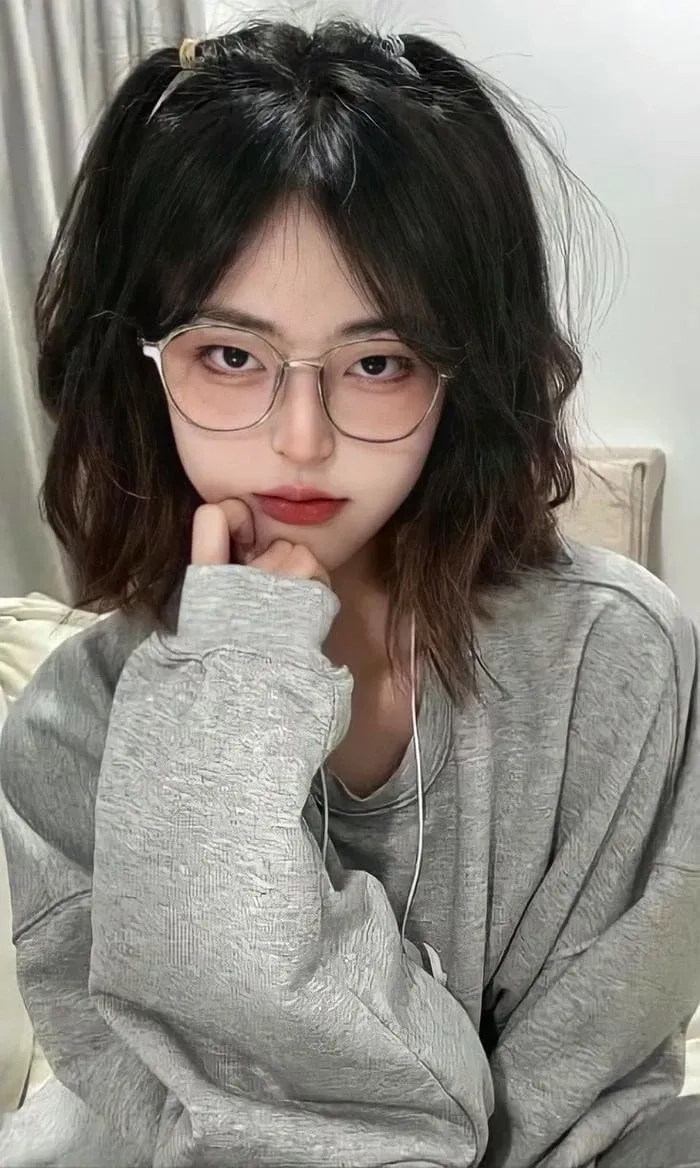 Tóc ngắn xoăn cho bé gái mang nét cá tính dễ thương và sinh động