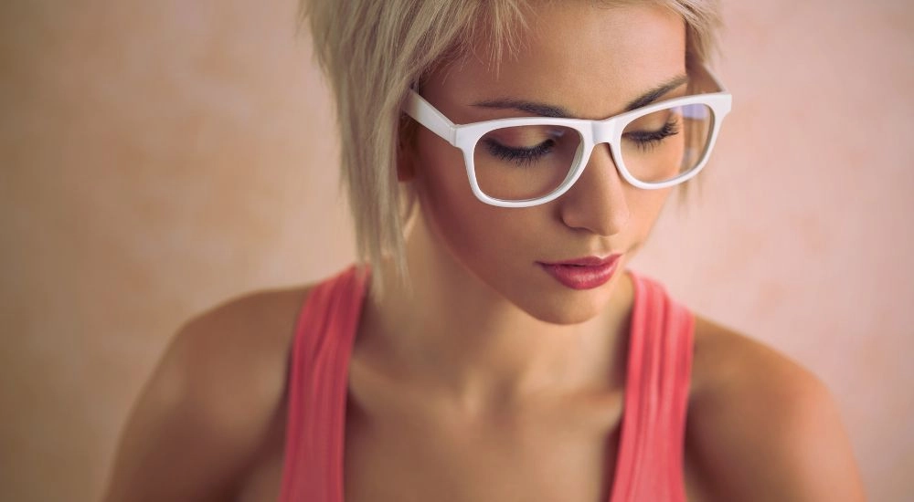 Cô gái tóc ngắn và vẻ đẹp hiện đại, đầy thu hút