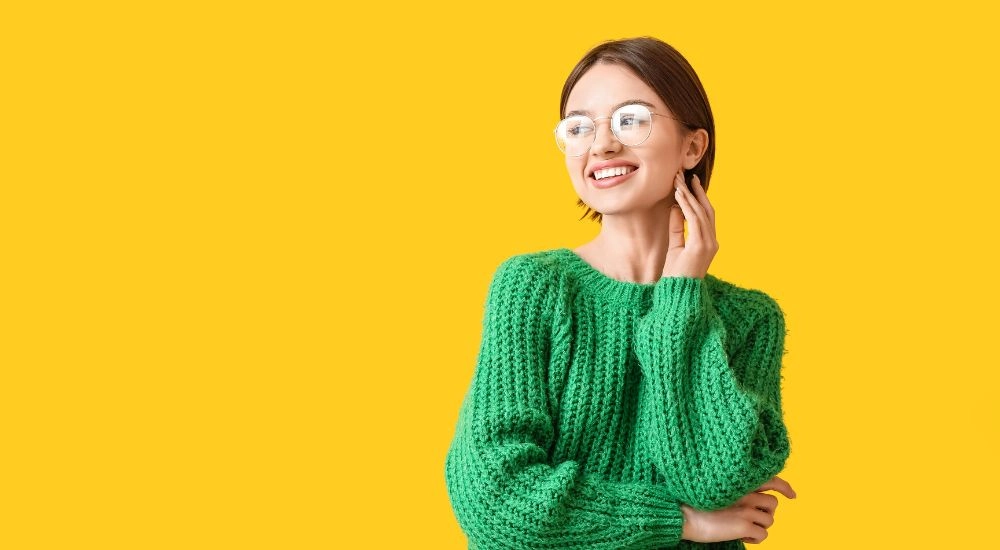 Ảnh gái đẹp tóc ngắn đeo kính và vẻ đẹp tri thức