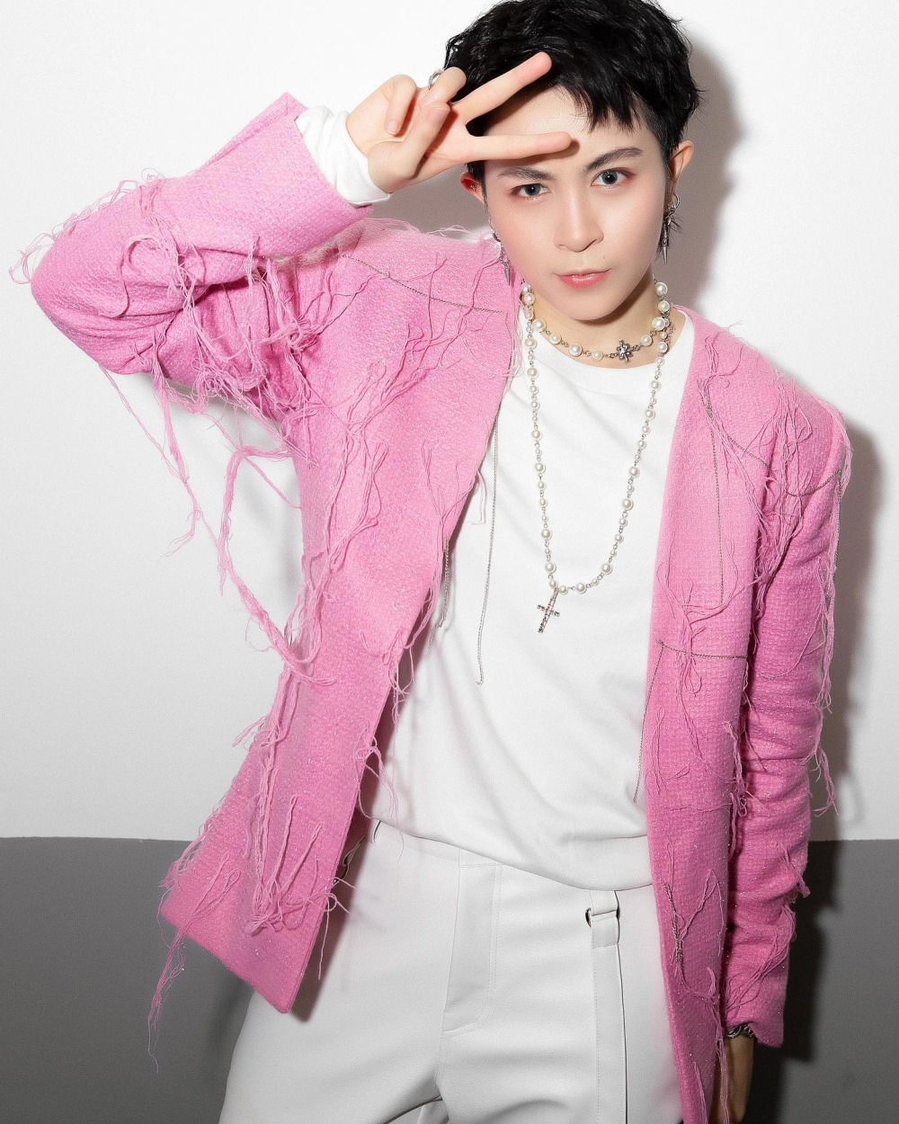 Gil Lê hát với chất giọng trầm ấm và đầy cảm xúc