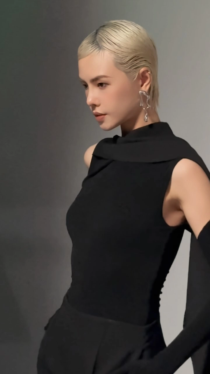 Hà Kino catwalk và những sải bước đầy quyền lực trên sàn runway