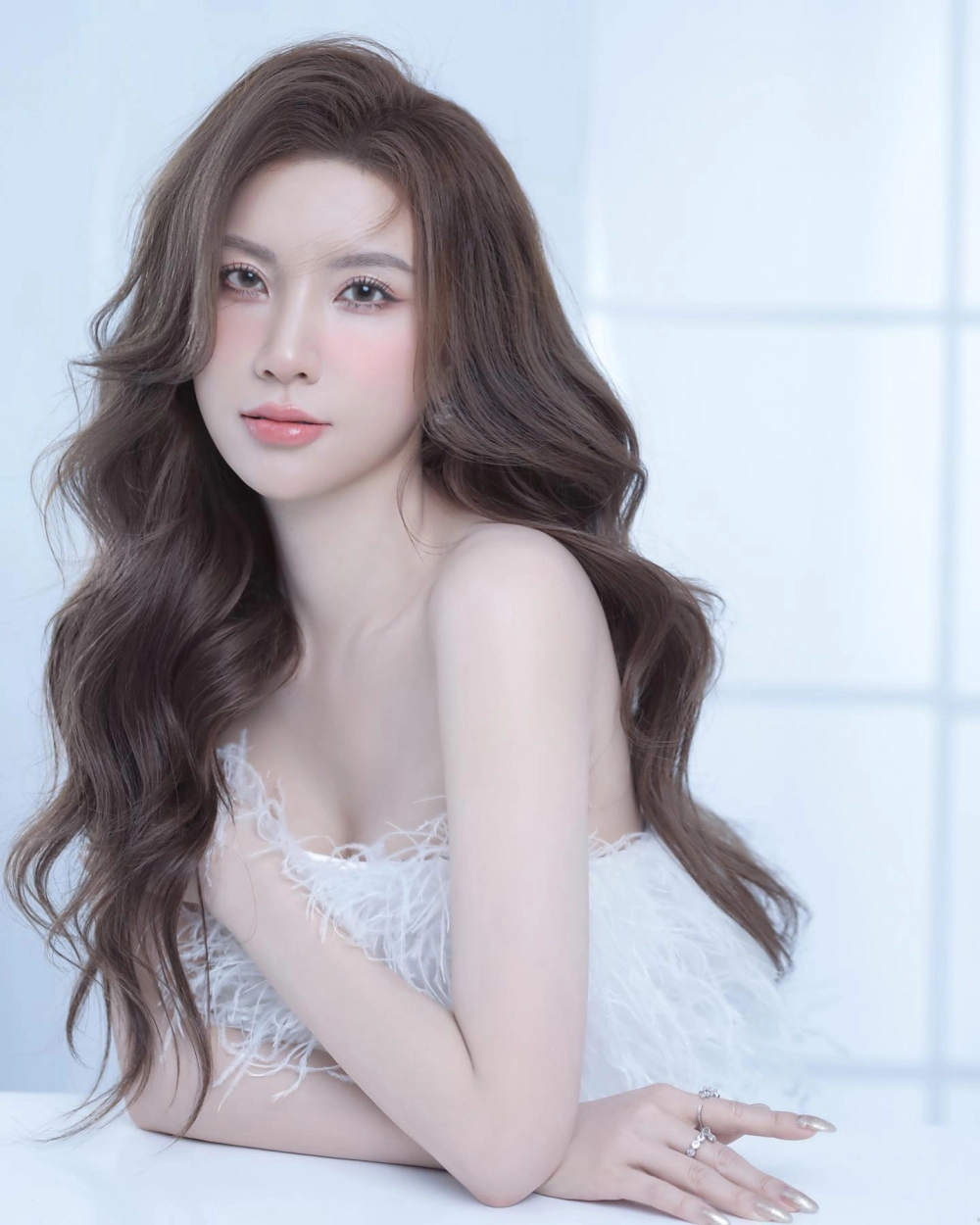 Hạnh Sino tuổi và nhan sắc trẻ trung vượt thời gian