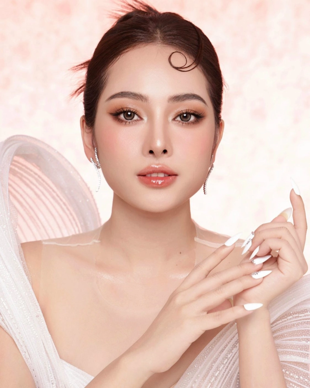 Hình nền gái xinh 4K cho máy tính miễn phí rực rỡ và nổi bật