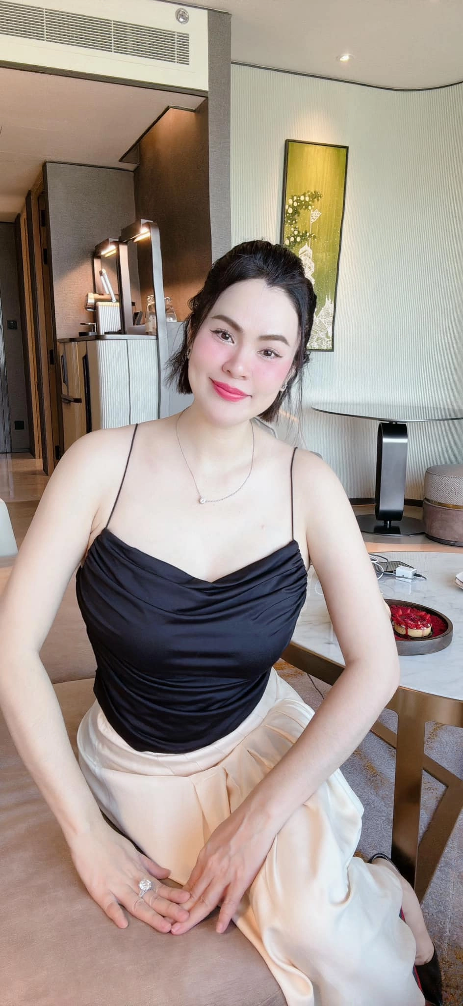 Hoa hậu Phương Lê livestream chia sẻ bí quyết và giao lưu cùng fan