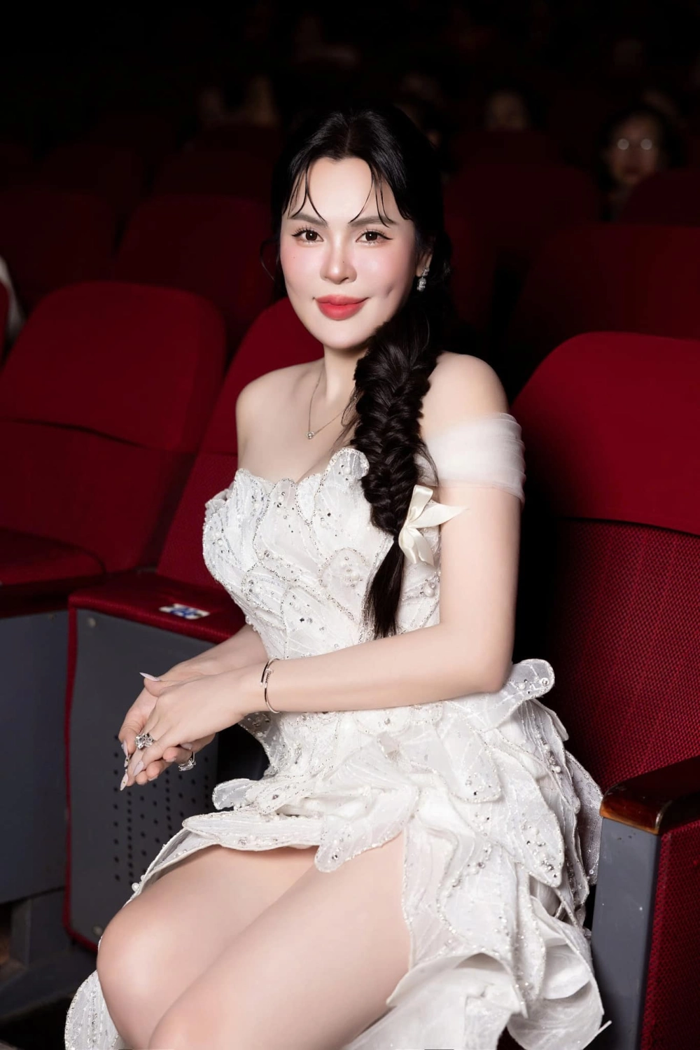 Hoa hậu Phương Lê sửa lời quốc ca và phản ứng của cộng đồng mạng