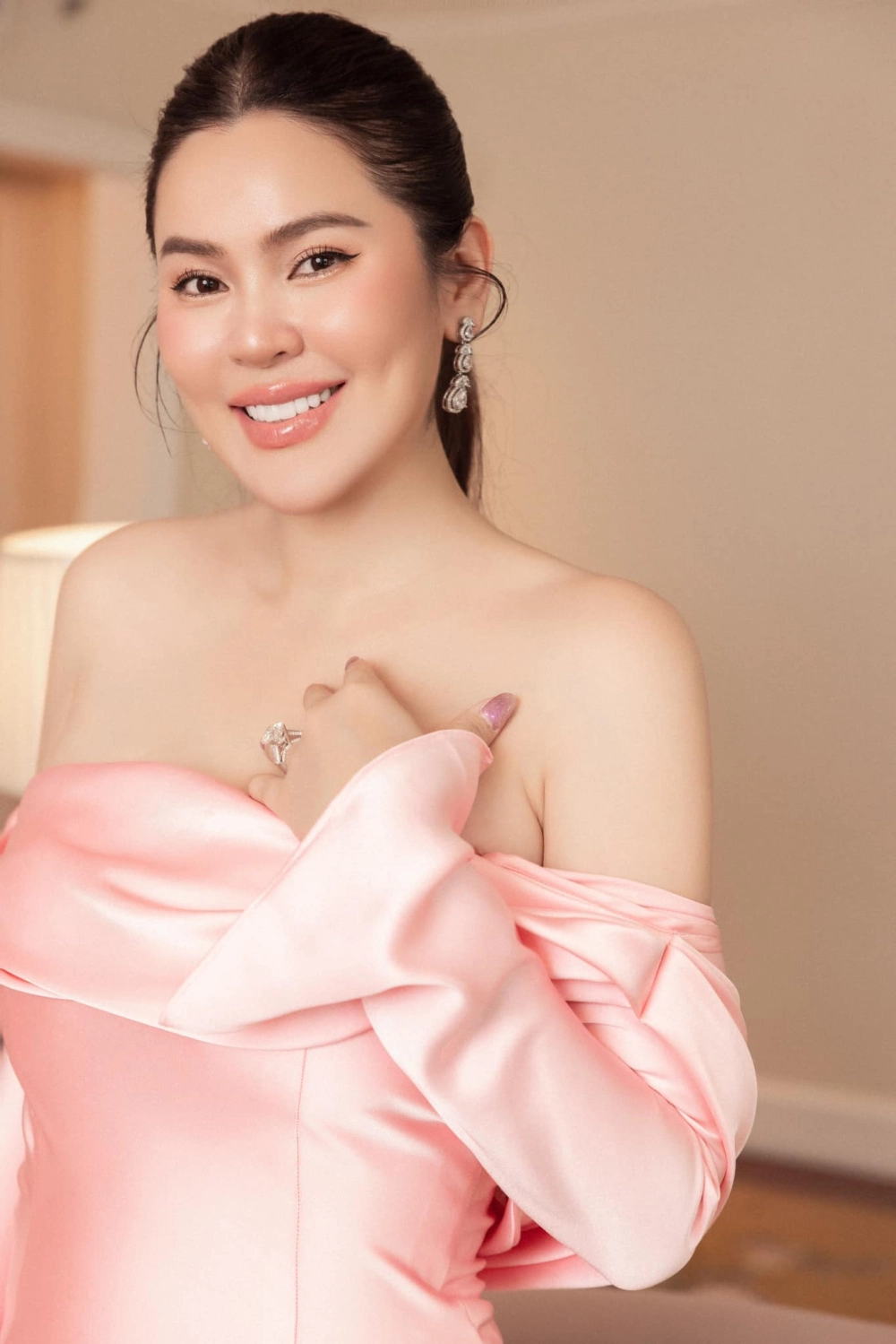 Hoa hậu Phương Lê hát quốc ca và sự việc gây xôn xao dư luận