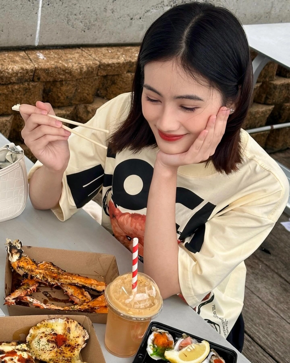 Hoa hậu Ý Nhi nói tiếng Anh và sự tiến bộ sau thời gian du học