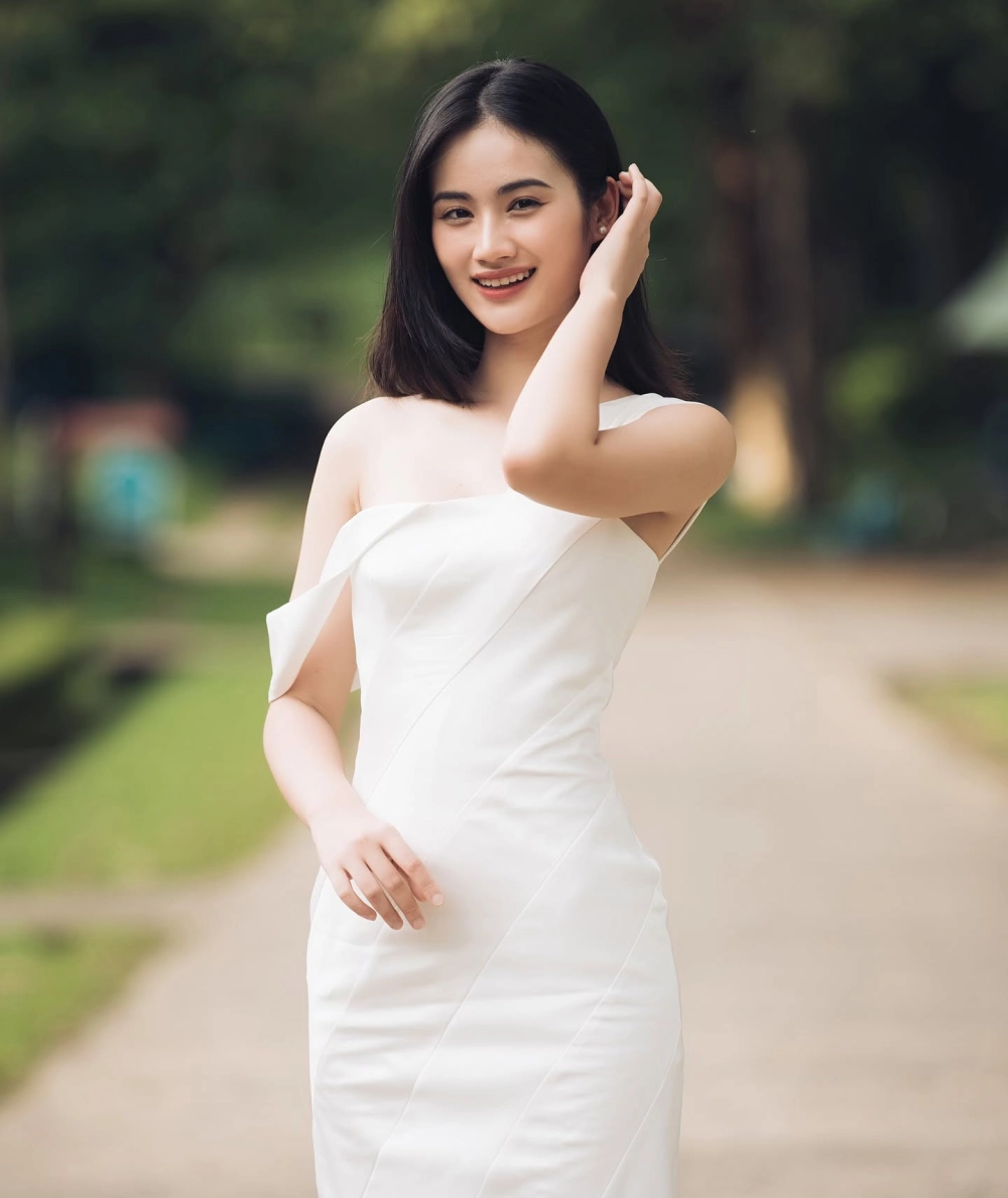 Hoa hậu Ý Nhi trả lời phỏng vấn và những phát ngôn từng gây tranh cãi