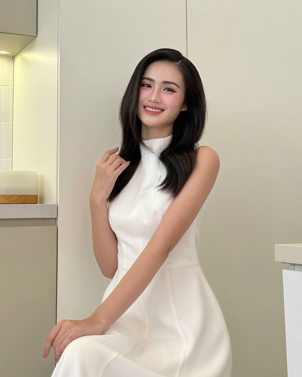 Ảnh gái cute tóc dài dễ thương và tràn đầy năng lượng