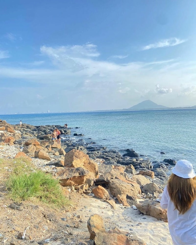 Đón bình minh Hòn Chùa