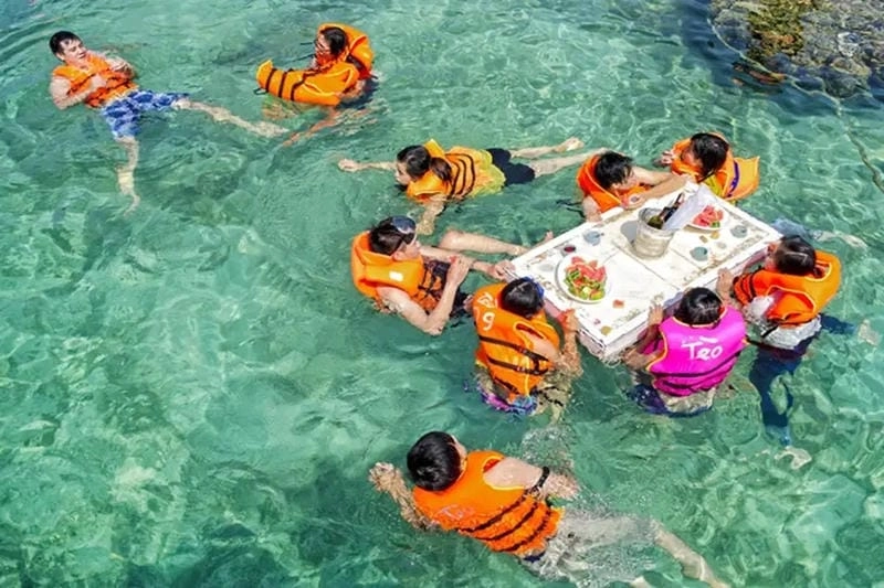 Tận hưởng biển đẹp Hòn Mun