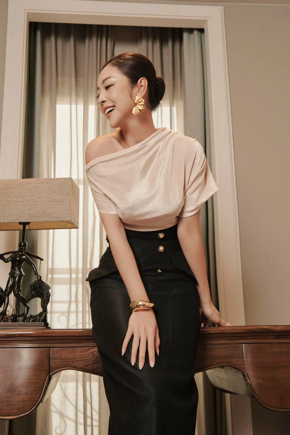 MC Jennifer Phạm với lối dẫn duyên dáng và khả năng ngoại ngữ lưu loát