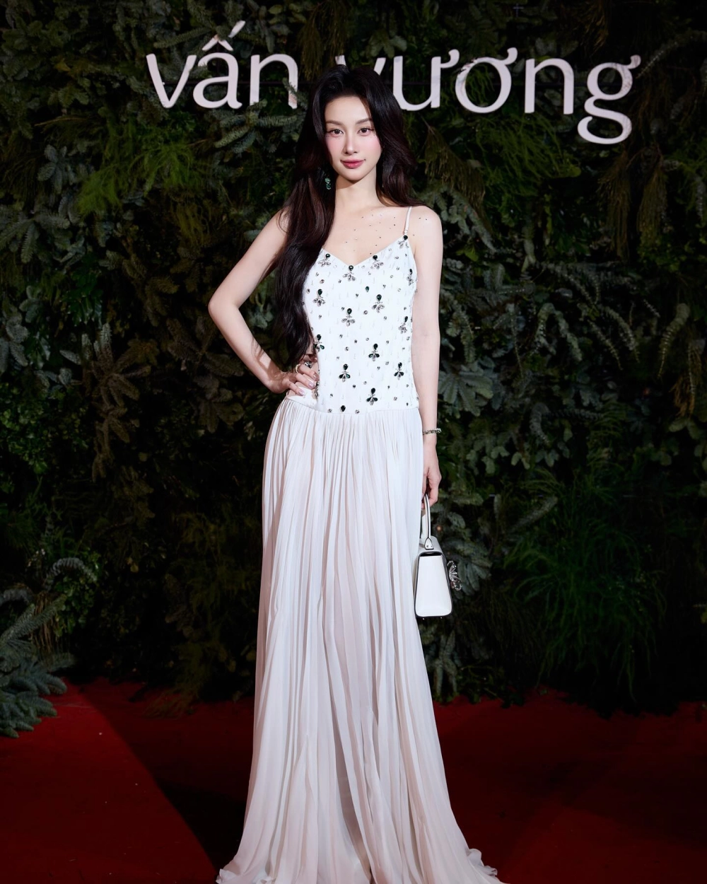 Jun Vũ instagram nơi cô chia sẻ những hình ảnh xinh đẹp và sang chảnh