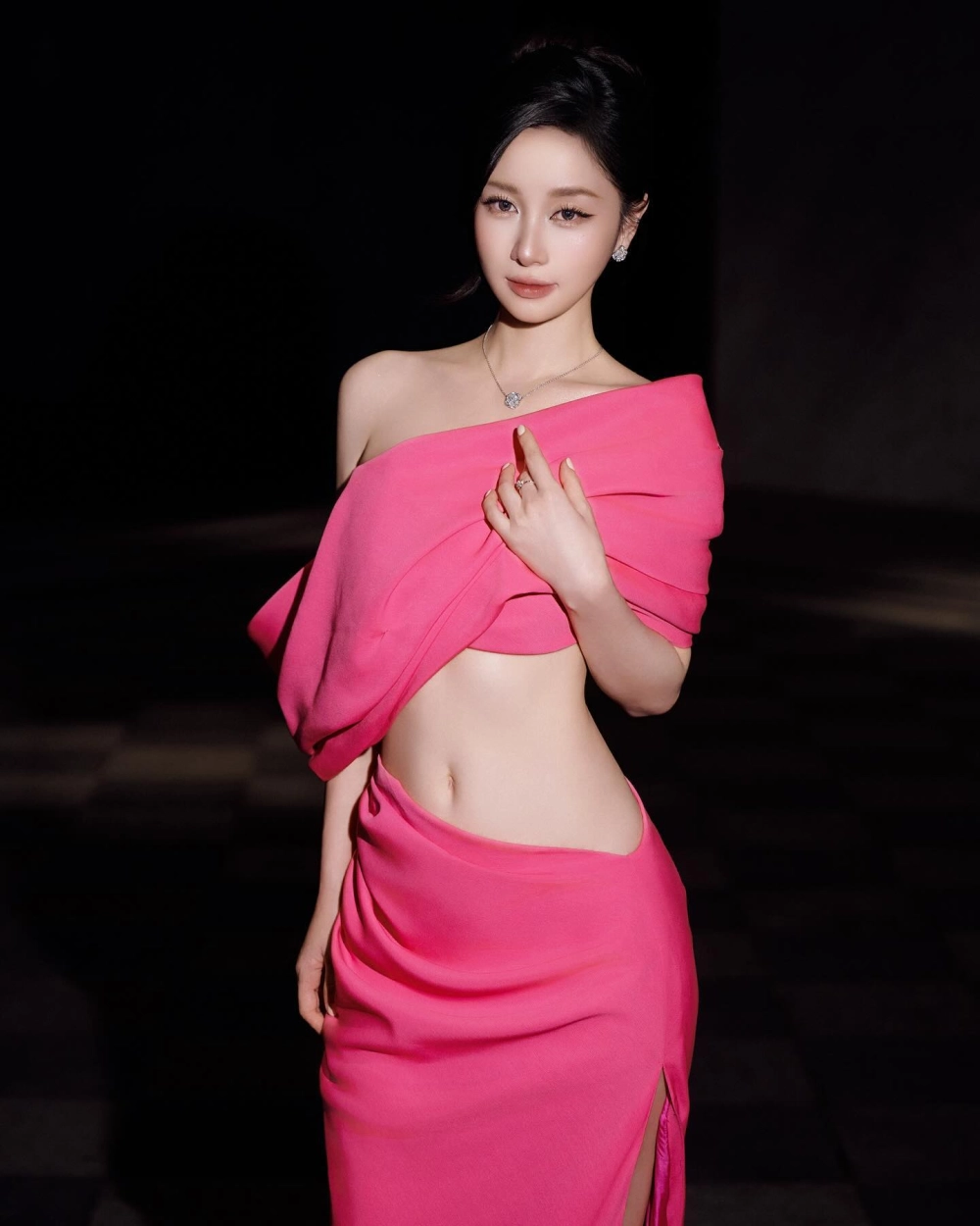 Jun Vũ chiều cao và vóc dáng mảnh mai, cân đối