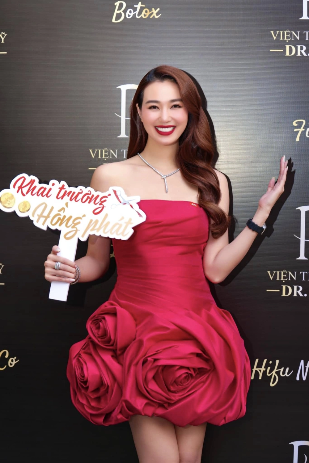 Khánh My chiều cao và đôi chân dài miên man, quyến rũ