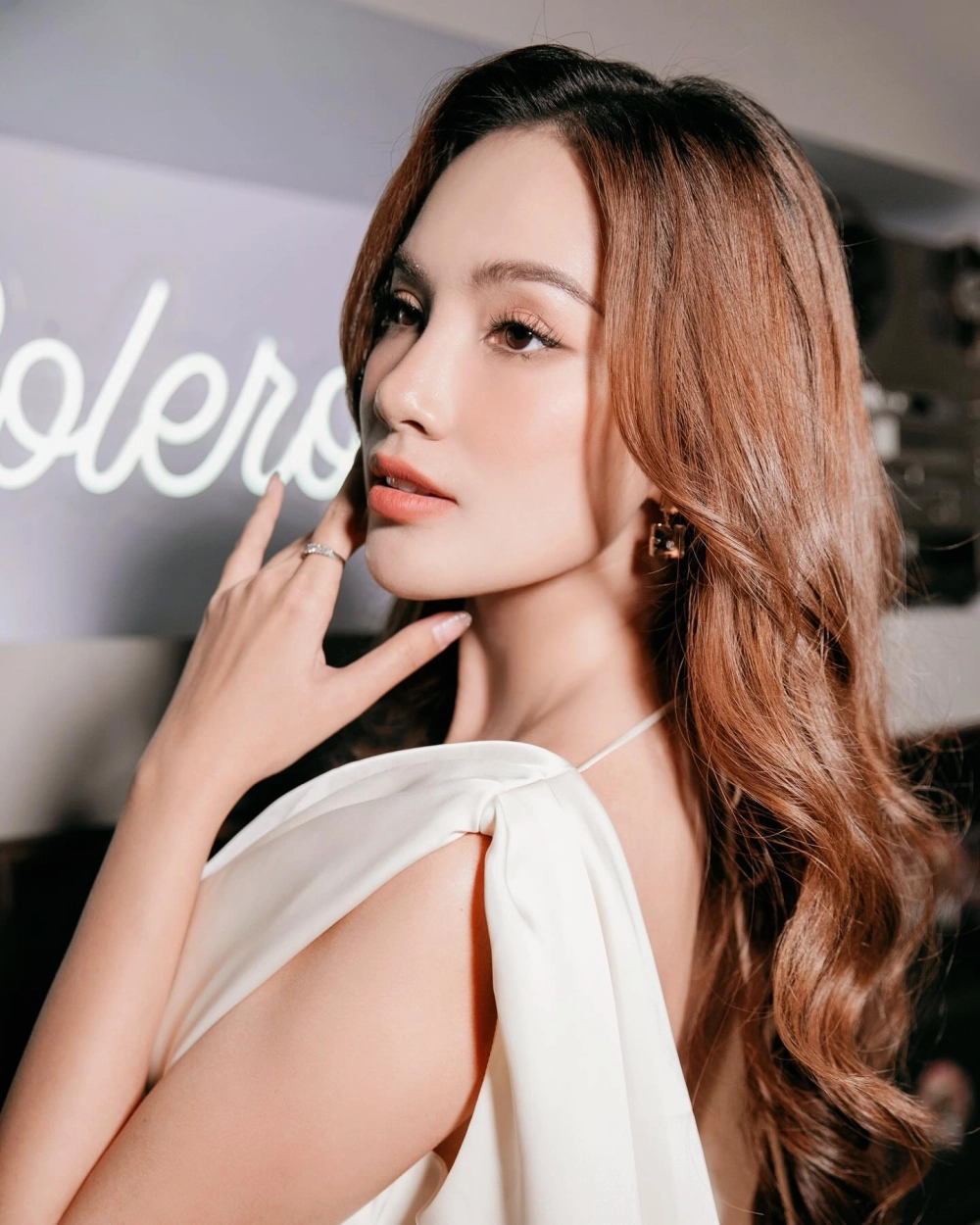 Con gái tóc dài dịu dàng và thanh thoát