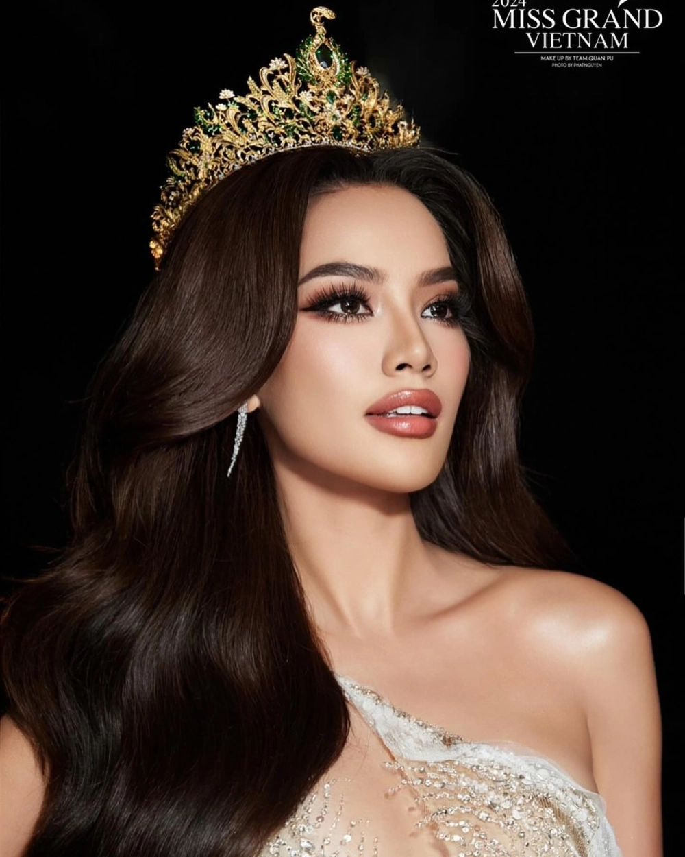 Gái trung tóc dài thu hút ánh nhìn với nét quyến rũ trưởng thành