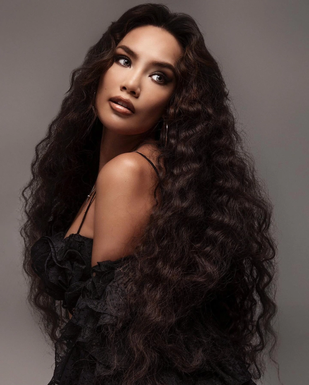 Cô gái tóc dài nhẹ nhàng và thanh thoát đầy cuốn hút