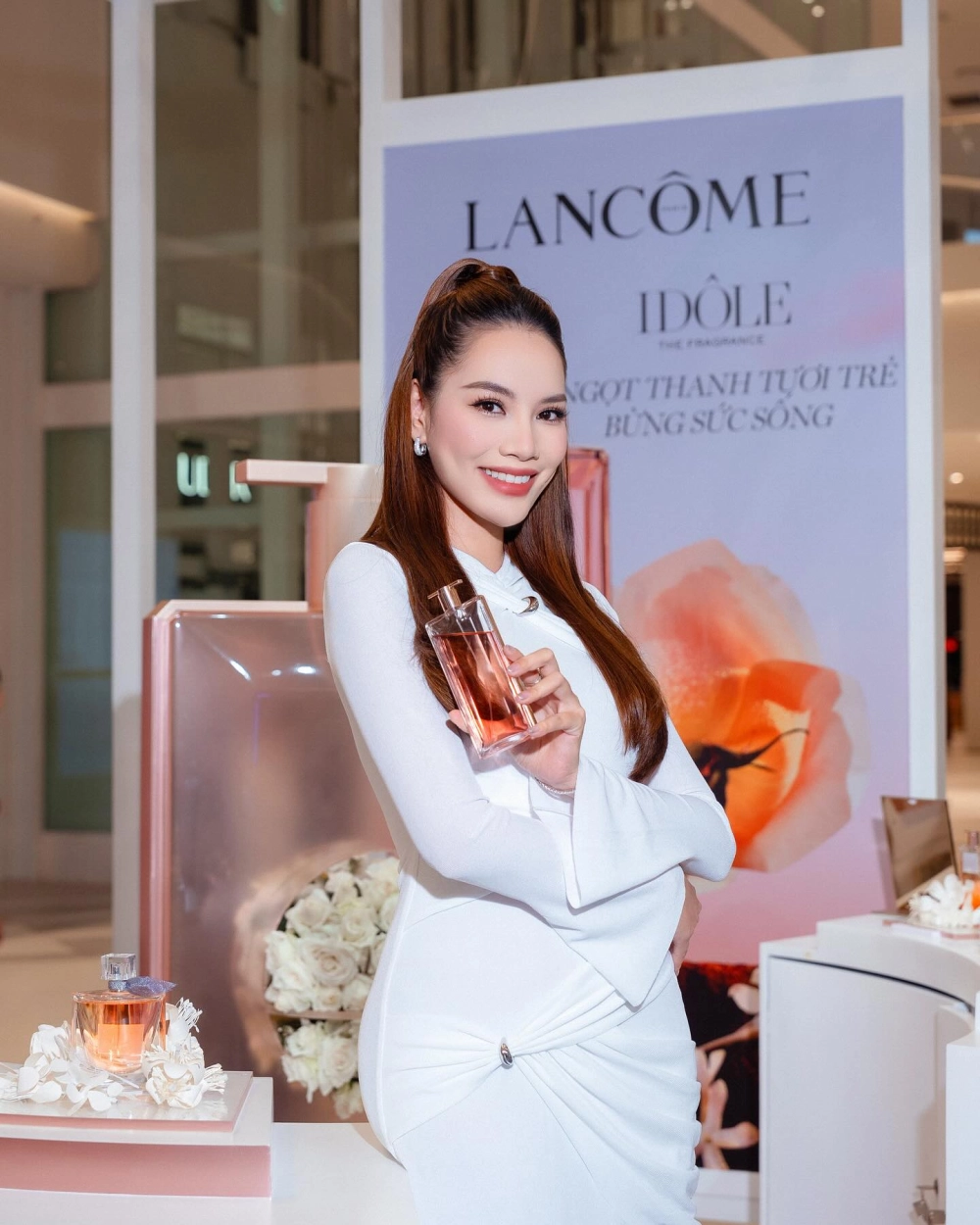 Hoa hậu Lê Phương tìm hiểu về nàng hậu sở hữu nhan sắc rạng rỡ