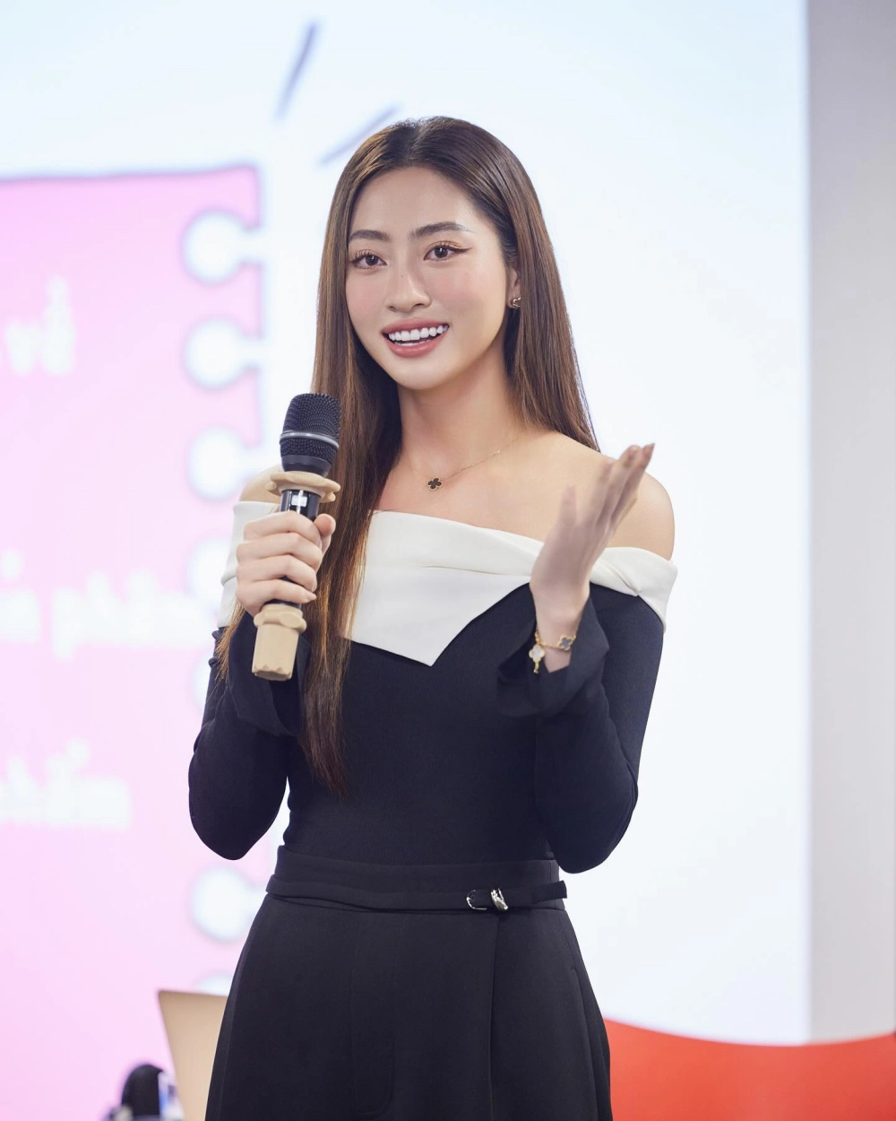 Đỗ Mỹ Linh Lương Thùy Linh và những khoảnh khắc thân thiết bên nhau