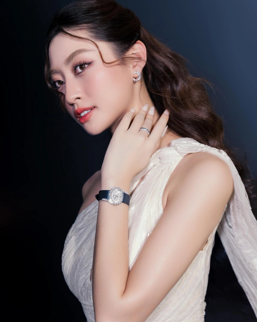 Lương Thùy Linh và Đỗ Mỹ Linh và tình bạn thân thiết của hai nàng hậu