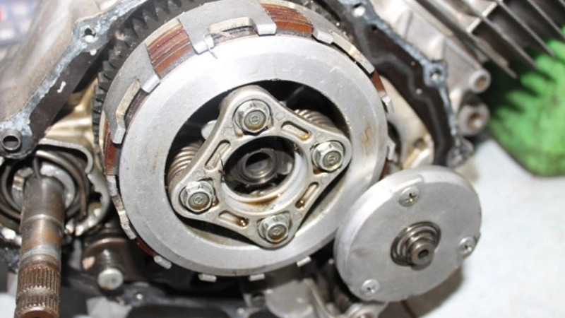 Dấu hiệu nhận biết ly hợp xe máy kêu khi bóp