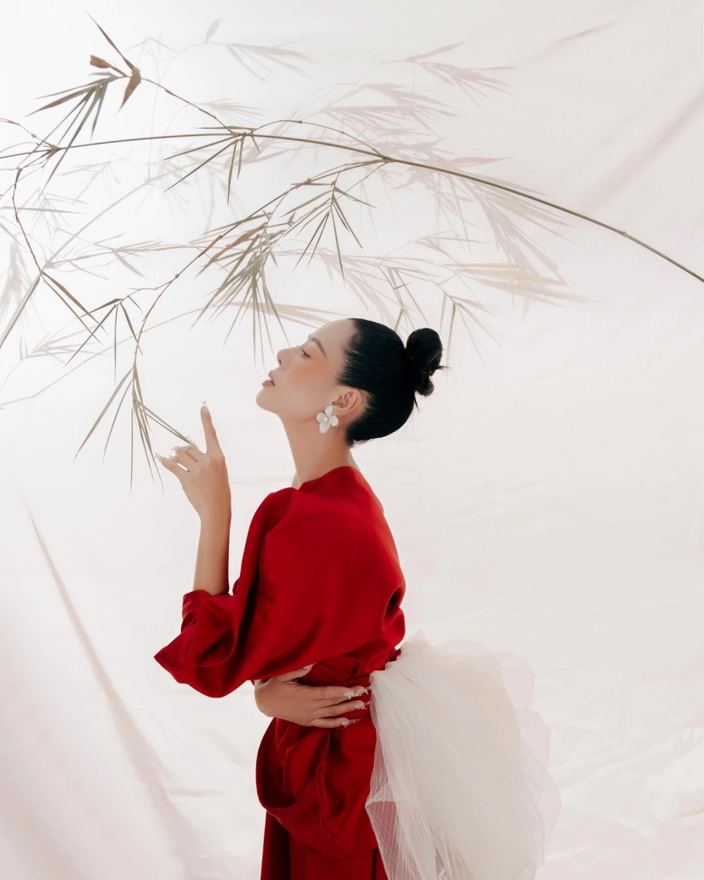 Nam Thư bao nhiêu tuổi và nhan sắc quyến rũ, mặn mà