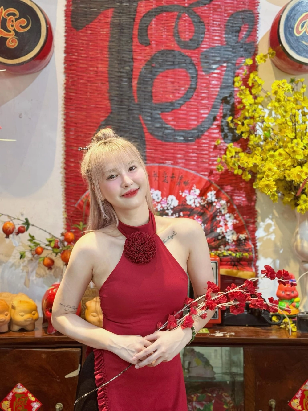 Ngân Sát Thủ tên thật là Huỳnh Kim Ngân, một cái tên rất dịu dàng