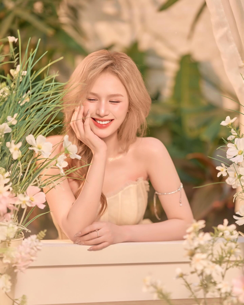 Con gái dễ thương và nụ cười ngọt ngào, quyến rũ