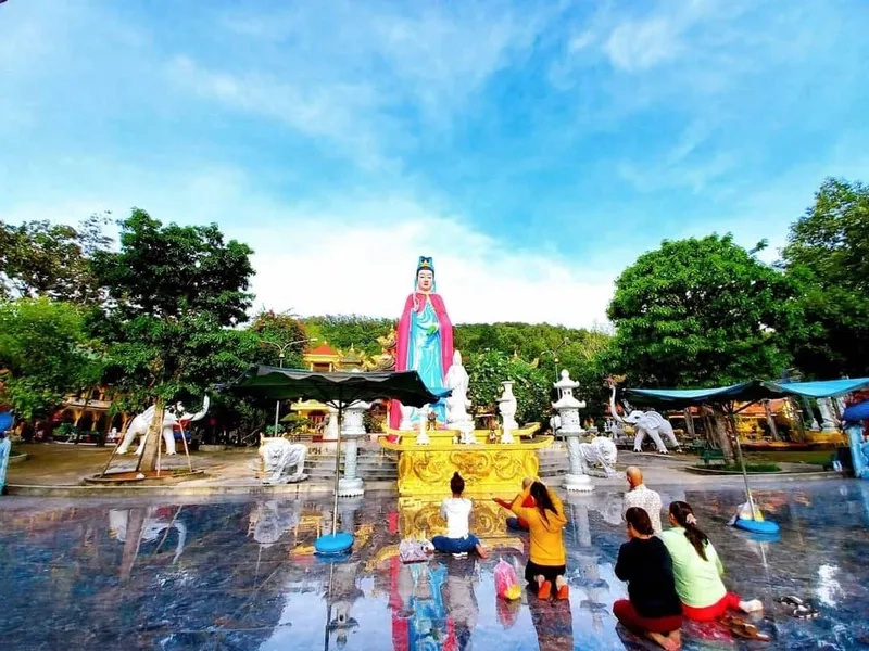 Khám phá cảnh đẹp hùng vĩ tại núi Cậu