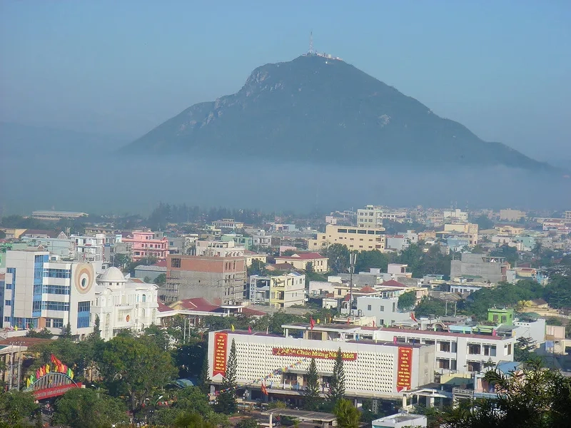 Chạm đến thiên nhiên với núi Chóp Chài Phú Yên