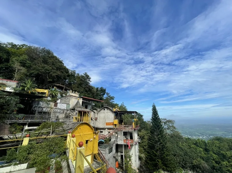 Khám phá vẻ đẹp hùng vĩ tại núi Chứa Chan