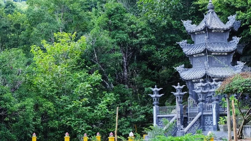 Khám phá lịch sử qua thuyết minh núi Chứa Chan