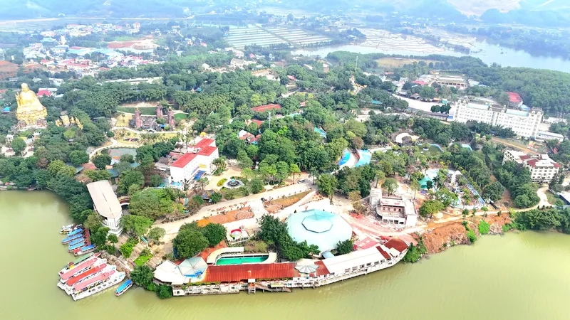 Check in cảnh đẹp hồ trên núi Cốc