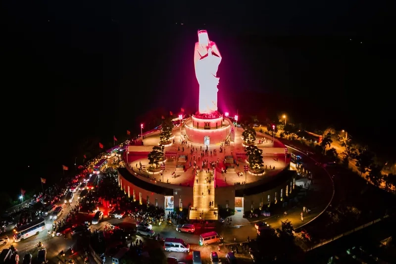 Trải nghiệm thiêng liêng khi hành hương Đức Mẹ núi Cúi