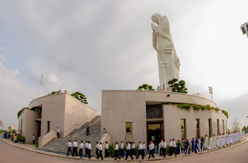 Khám phá vẻ đẹp qua hình ảnh Đức Mẹ núi Cúi