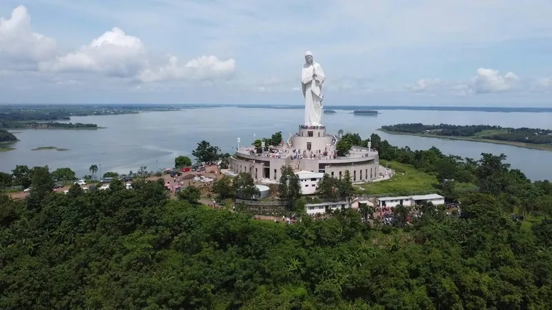 Tham dự thánh lễ tại lễ Đức Mẹ núi Cúi