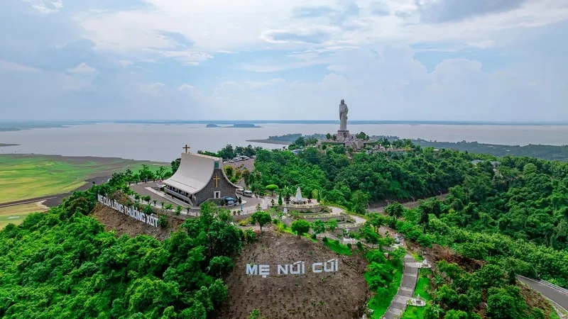 Giới thiệu đôi nét về núi Cúi 