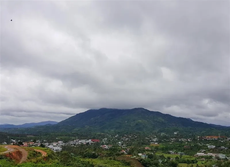 Vẻ đẹp hùng vĩ của núi Đại Bình đẹp níu giữ bước chân du khách