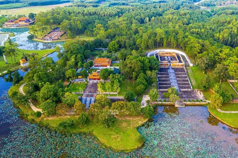 Ngất ngây trước cảnh đẹp Đại Huệ trong sương mờ buổi sáng