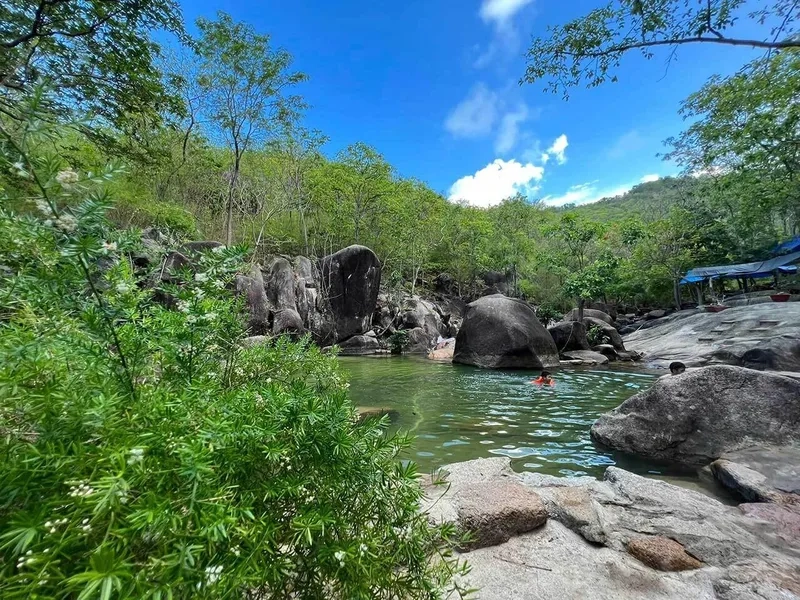 Không thể rời mắt trước phong cảnh núi Dinh