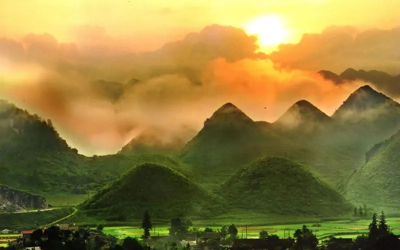 Bài viết giới thiệu về Núi Đôi Quản Bạ đầy đủ